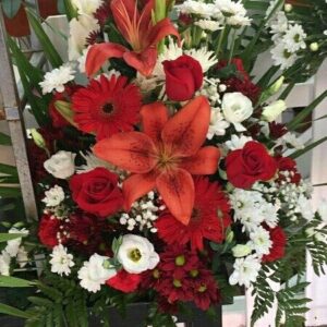 Centro de flores rojo y blanco