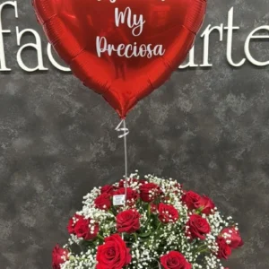 Centro de rosas rojas con globo