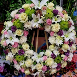 Corona con flores variadas