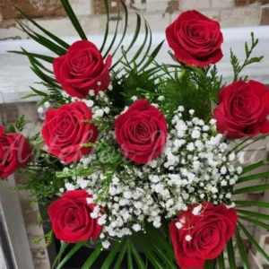 Ramo de rosas con 2 tallos de paniculata