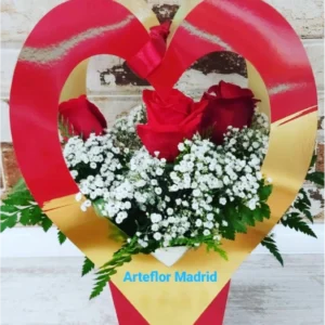 Ramo de rosas en caja corazón y paniculata