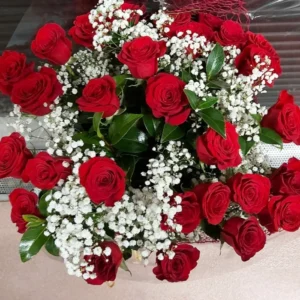 Ramo de rosas rojas con paniculata