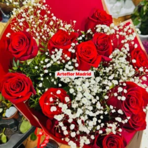 Ramo de rosas rojas y paniculata con envoltorio especial