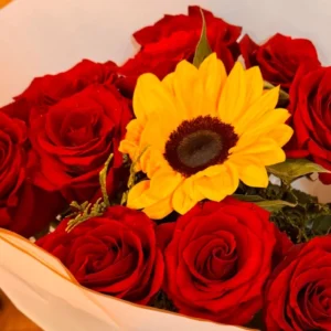 Ramo de rosas rojas y girasol