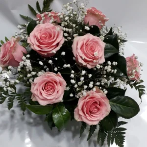 Ramo de rosas rosas con paniculata