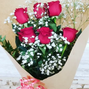 Ramo de rosas rubi con paniculata