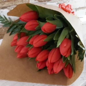 Ramo de tulipanes rojos
